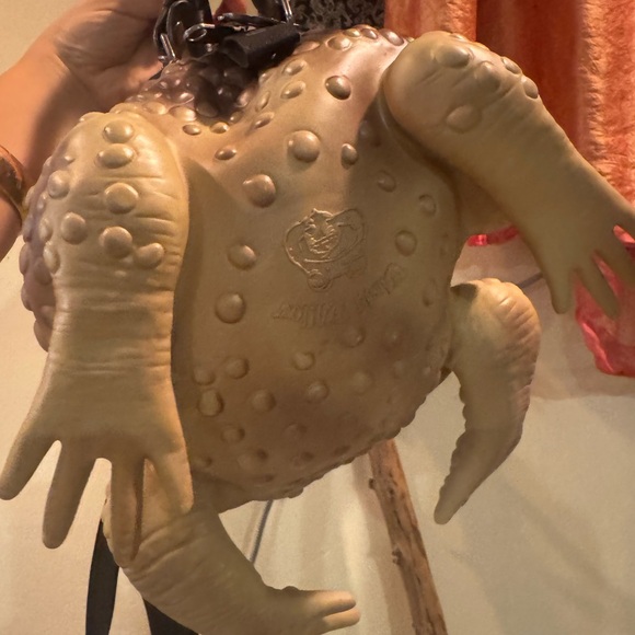 Frog-Shaped Handbag with Black Strap - Picture 3 of 4